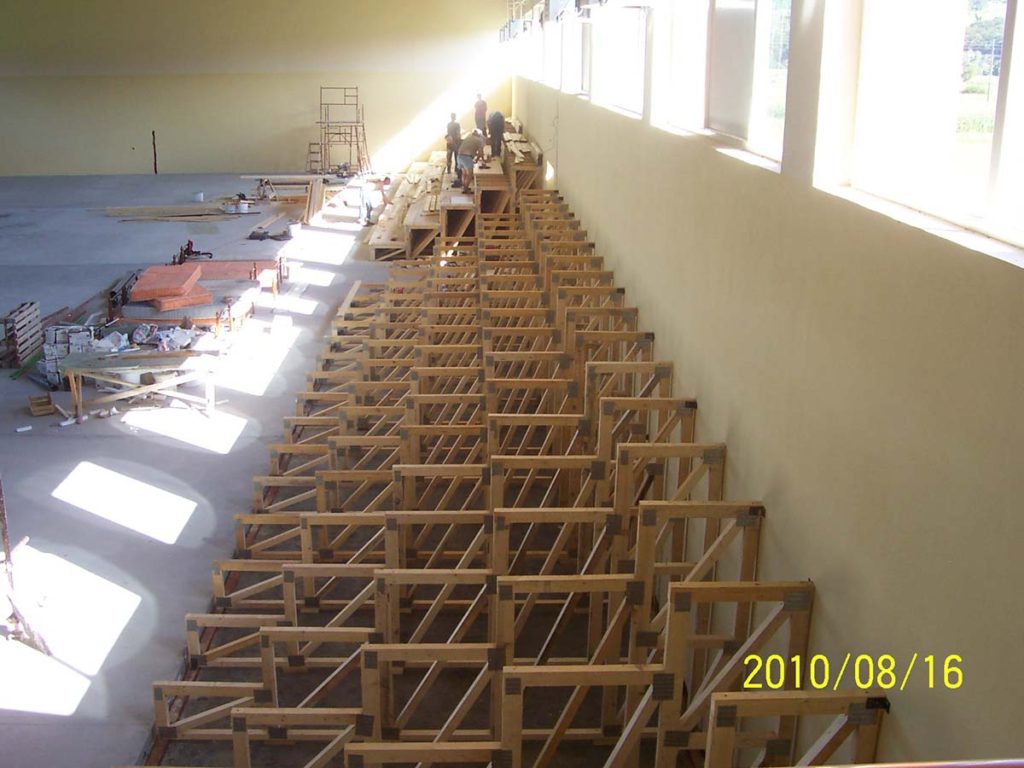 Oštra luka konstrukcija tribina rešetkasta drvena konstrukcija montaža tribine mali gradjevinar konstrukcije